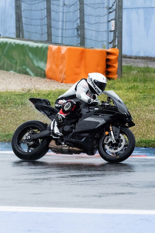 Bagnata e sottomessa: no, non è un porno anni 80 ma il primo test con la nuova Yamaha R9